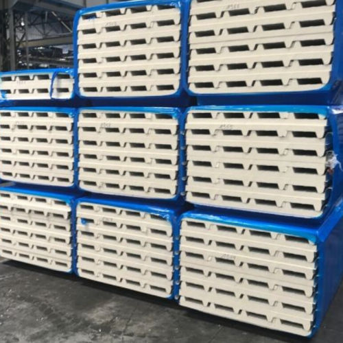 Sandwichplatten Dach PIR Kern 40mm 50mm 60mm 80mm 100mm 120mm. Sechs Stapeln mit blauer schutzfolie. Je Stapel 10 Stück Sendwichpaneele. Je Sandwichplatte 40mm stark.